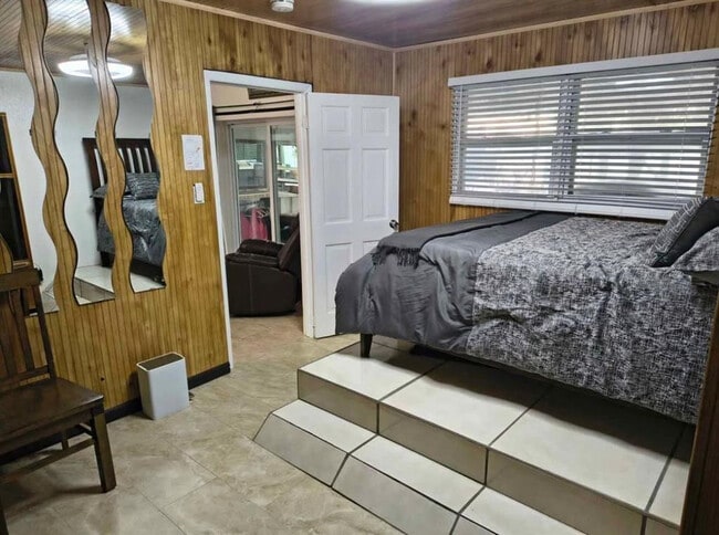 Building Photo - 5741 SW 24th Ave