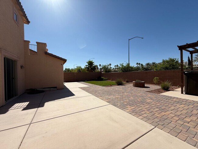 Building Photo - 4/BD 3.5/BA Spacious Home in Gated Communi...
