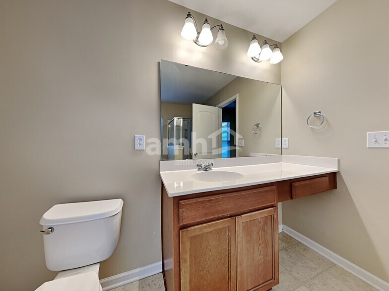 Building Photo - 8821 Shadowglen Dr