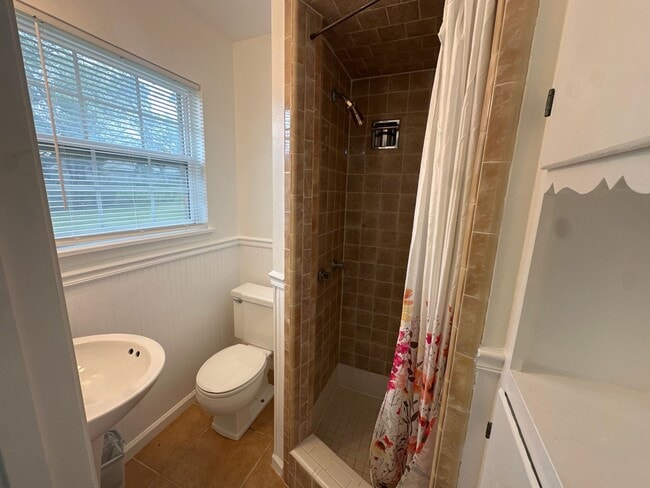 Building Photo - 2213 Suanne Dr