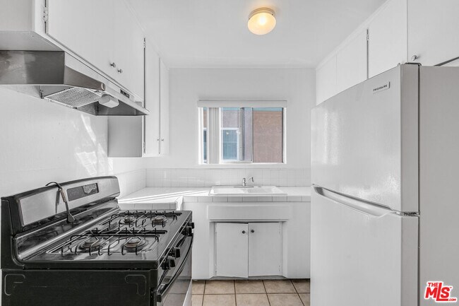 Building Photo - 1627 S Bundy Dr