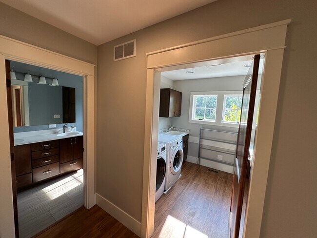 Building Photo - 4015 Wood End Dr