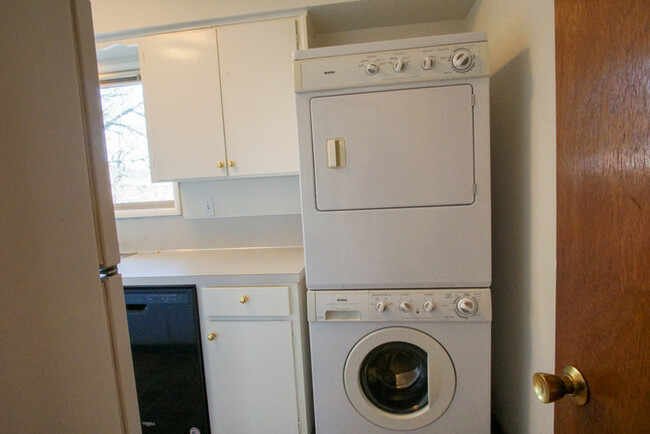 Building Photo - Large Clean Open Hillsdale apartment, Big ...