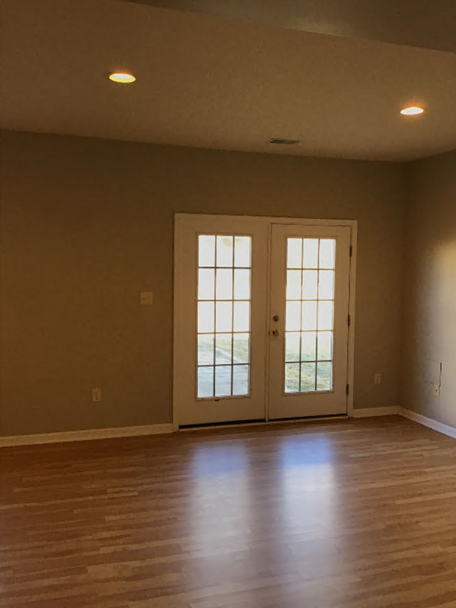 Building Photo - Spacious 3-Bedroom Townhome with Garage - ...