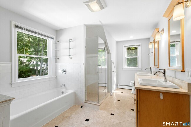 Building Photo - 10 Fernwood Rd