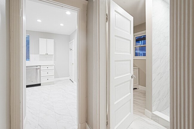 Building Photo - 381 Adams St