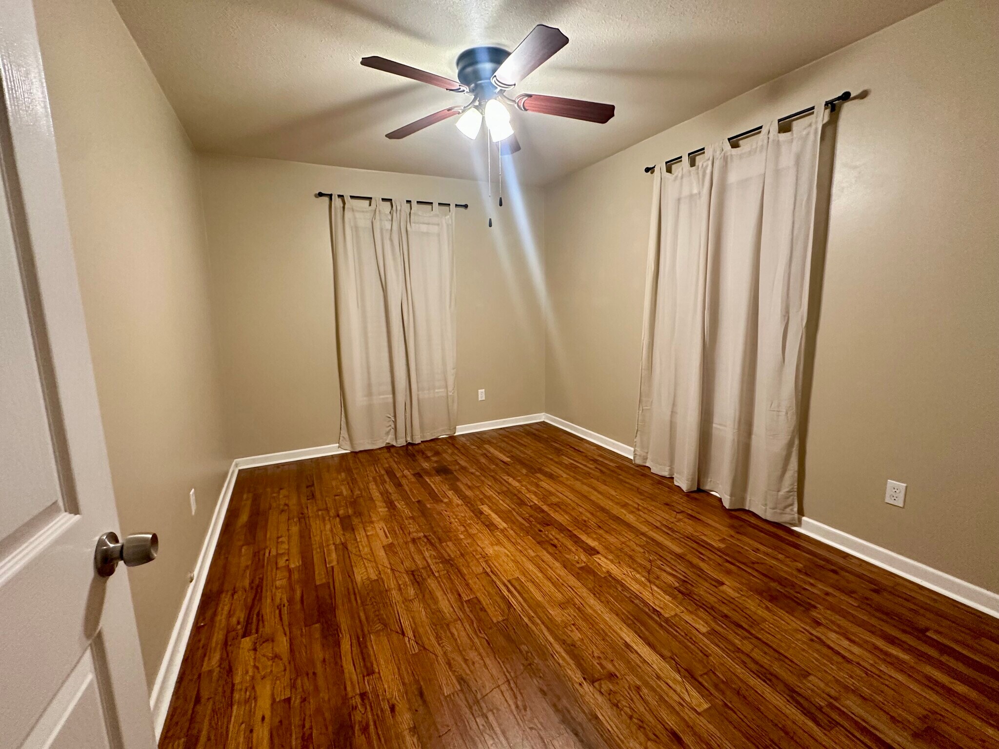 Building Photo - 1316 Eastview Dr