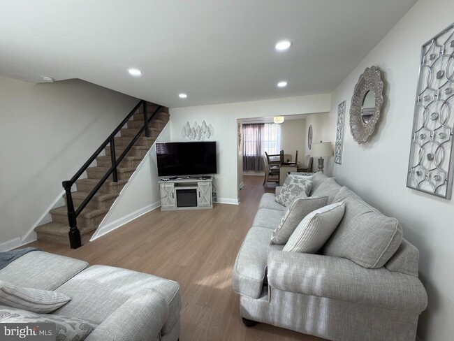 Building Photo - 6302 Hegerman St