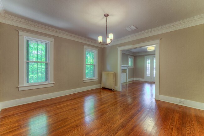 Building Photo - Updated 3 bed/1 bath - walk to Crosstown Concourse