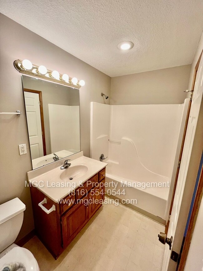 Building Photo - RANCH STYLE DUPLEX AVAILABLE NOW - SELF-TOUR!