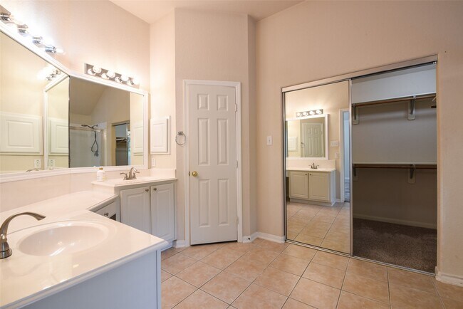 Building Photo - 22 E Hobbit Glen Dr