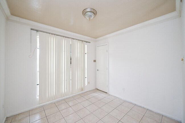 Building Photo - 3900 Woodchase Dr
