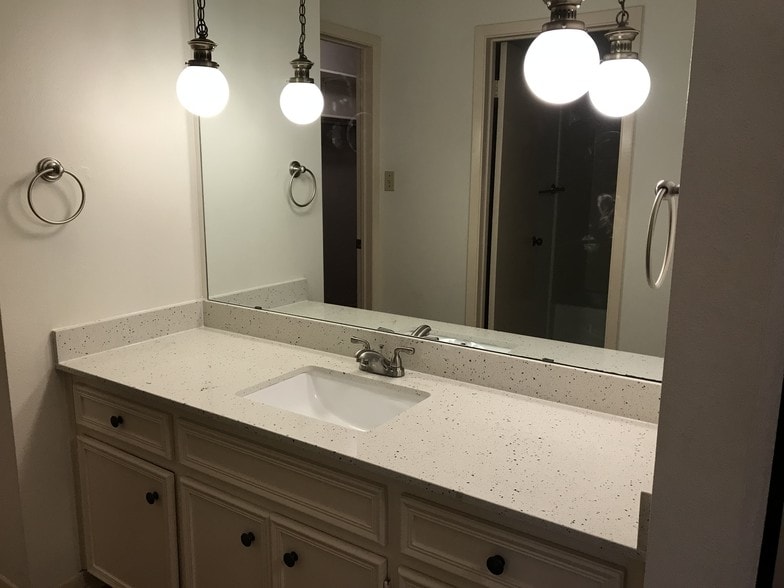 Master bathroom - 11203 Oak View Dr