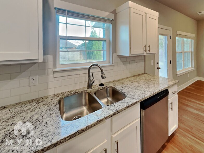 Building Photo - 3265 Rosecomb St