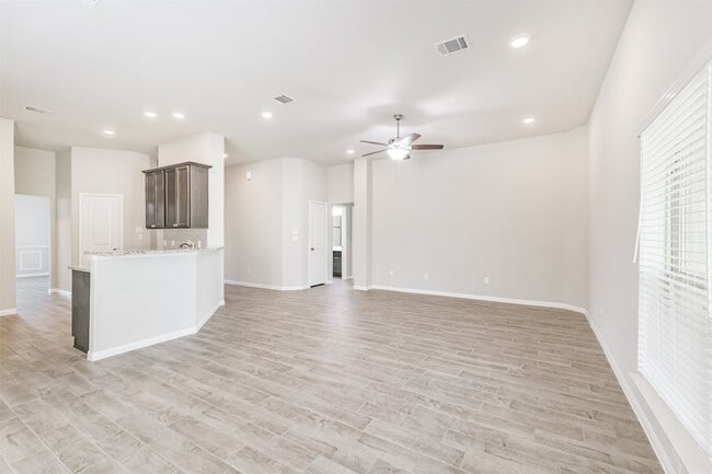 Building Photo - 419 Lazy Ln