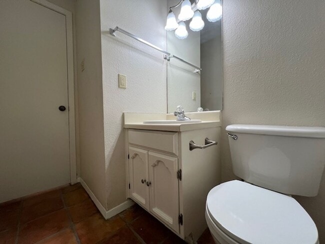 Building Photo - Quadrangle Townhome