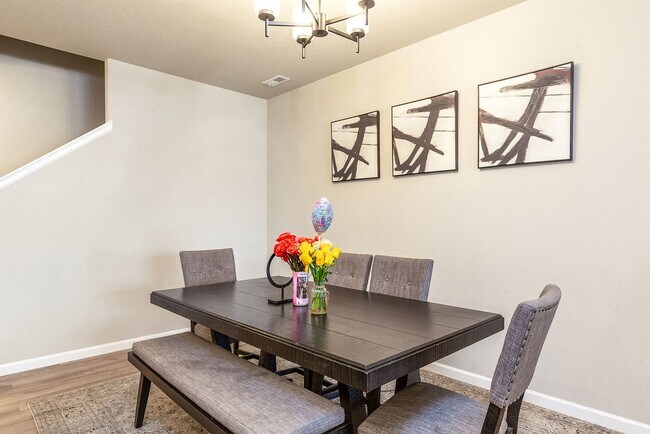 Building Photo - Townhouse Unit for Rent
