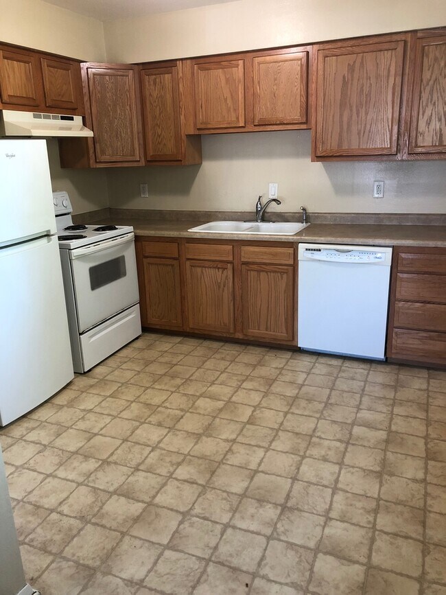 Building Photo - 1528-1530 Seminole Ave NW Cedar Rapids, IA...