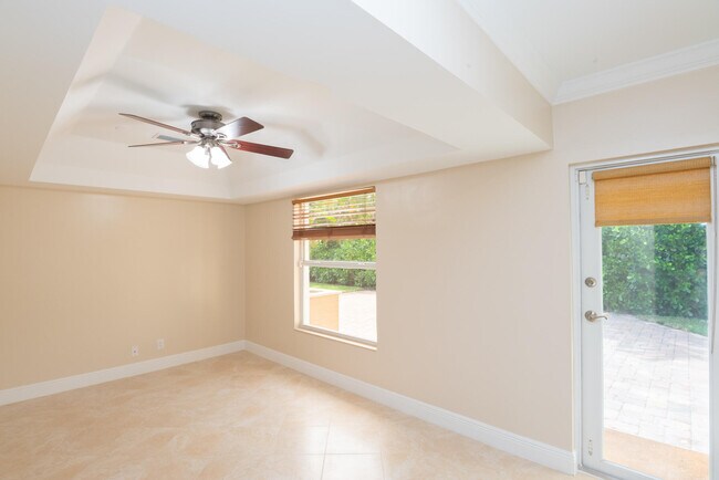 Building Photo - 374 Linda Ln