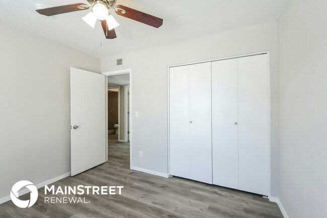 Building Photo - 5643 W Sunnyside Dr