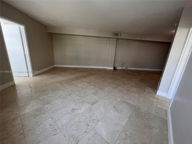 Building Photo - 825 Brickell Bay Dr