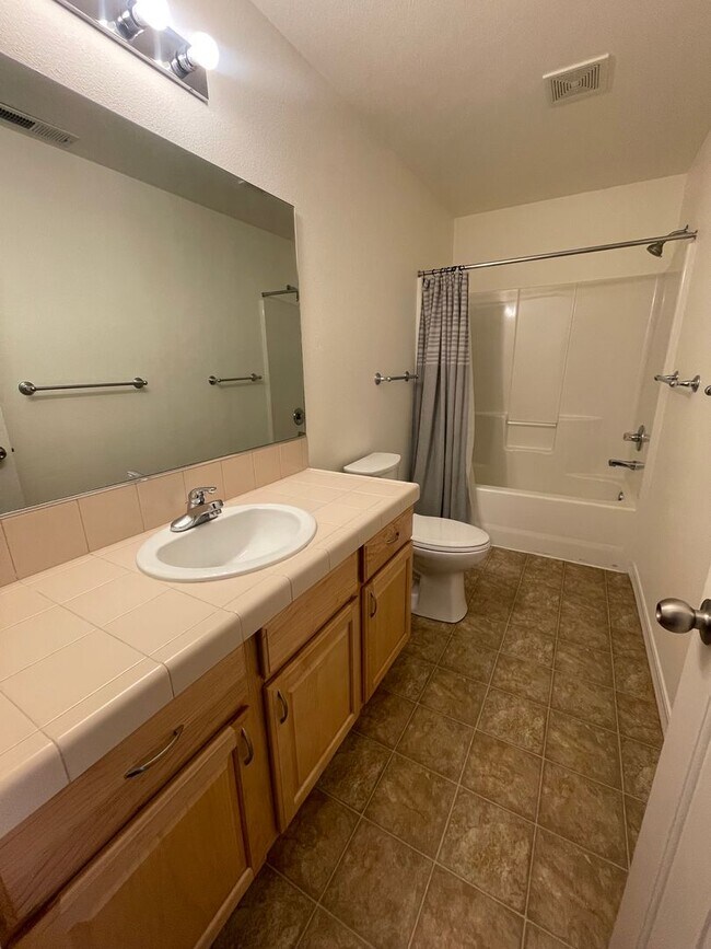 Building Photo - 2 Story Townhouse in Bend