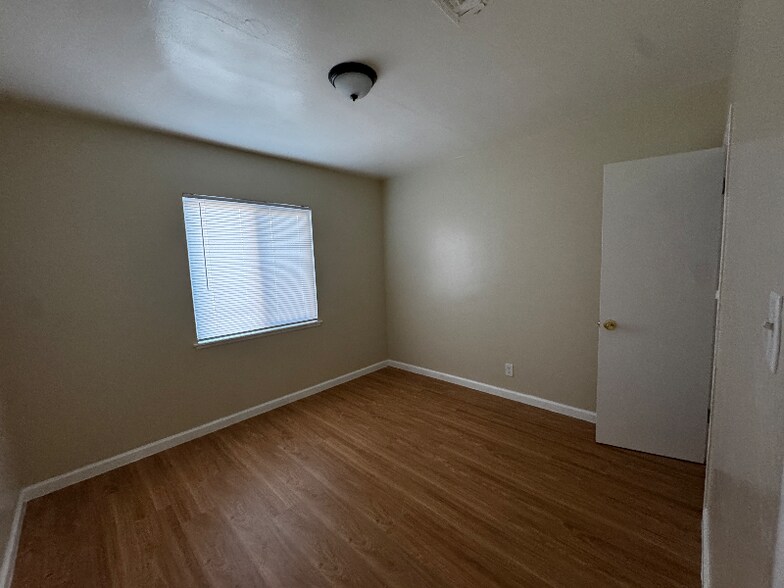 Building Photo - 1571 Sheridan Rd