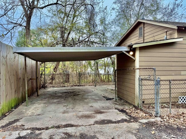 Building Photo - 1203 S 18th St