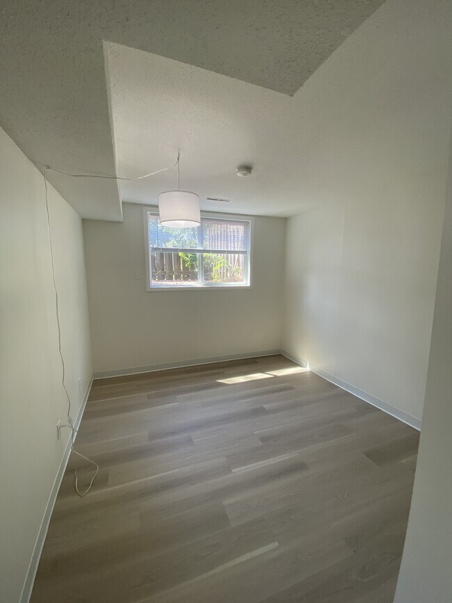 Building Photo - 632 Meadow Pl