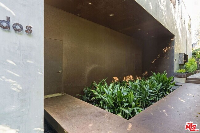 Building Photo - 1849 Fox Hills Dr