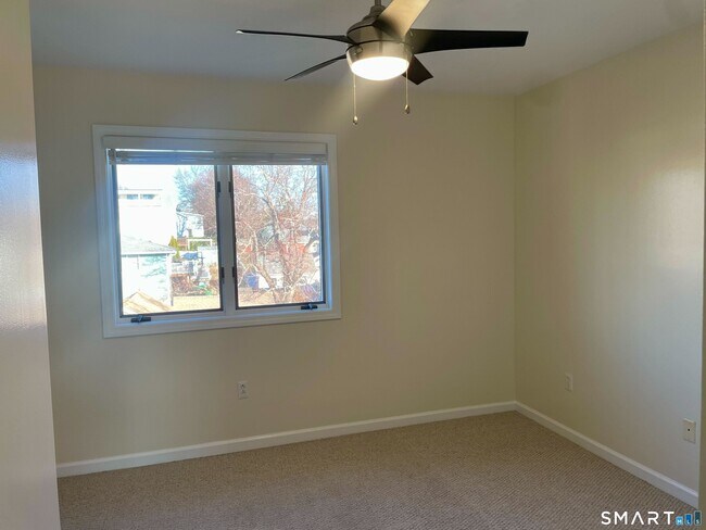 Building Photo - 283 Cosey Beach Ave