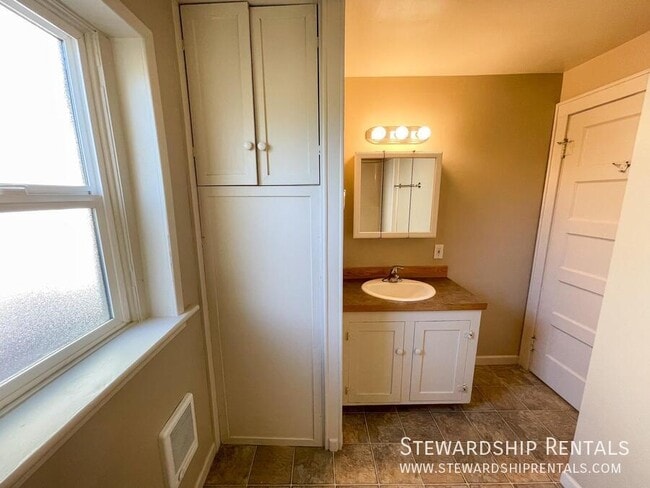 Building Photo - 1648 E 24th Ave