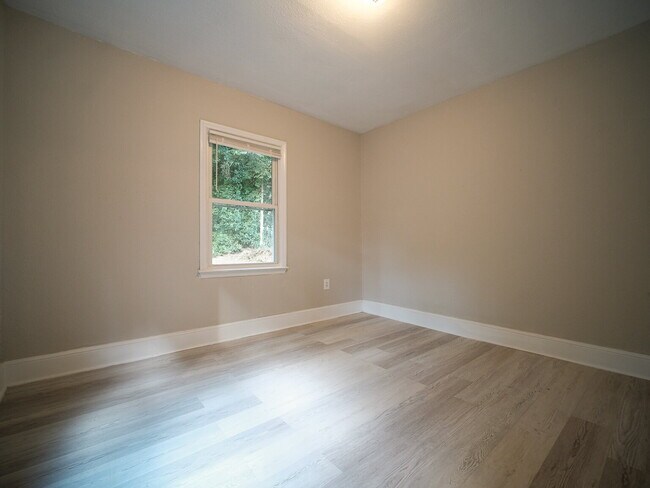 Building Photo - "Charming 4-Bedroom Gem in Charlotte - Cozy Living with Spacious Comfort!"