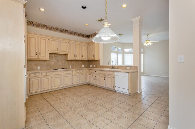 Building Photo - 21915 Rivergate Ct