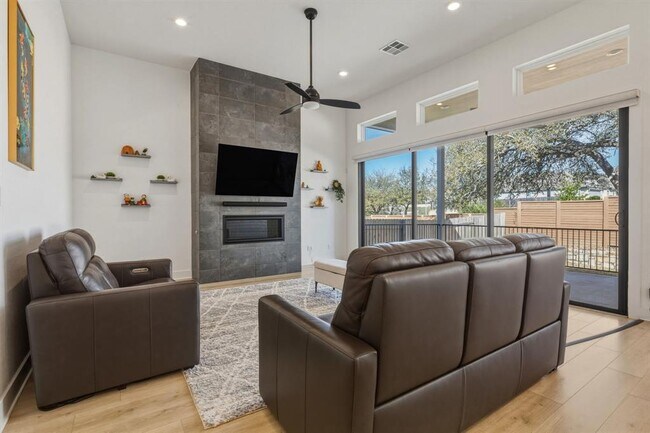 Building Photo - 2941 Delaware St