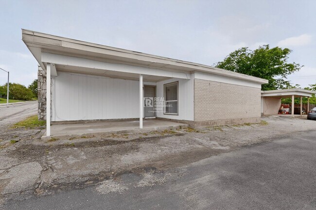 Building Photo - 6808 Trail Lake Dr