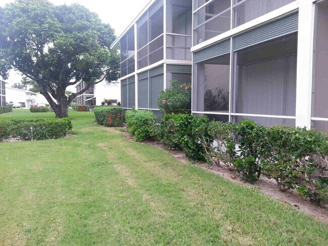 Building Photo - 300 Horizon W