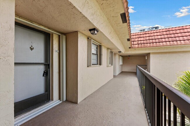 Building Photo - 200 Jacaranda Country Club Dr