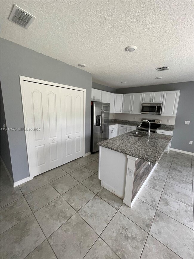 Building Photo - 982 SW Commonwealth Rd