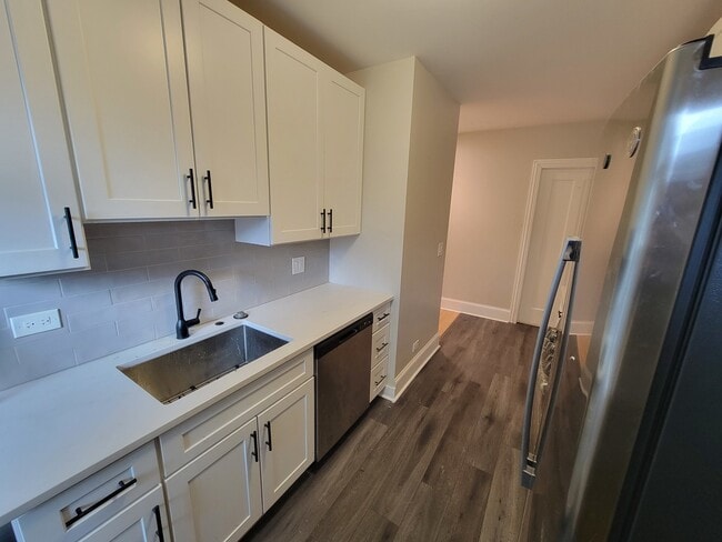 Building Photo - 6430 N Richmond St