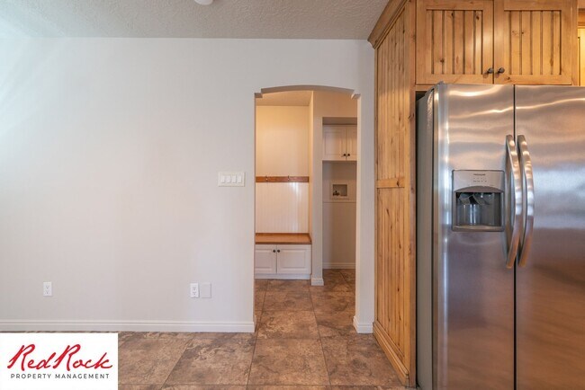 Building Photo - Spacious 3 Bedroom Single-Level Home in Bl...