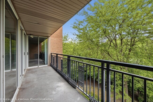 Building Photo - 5950 Oakwood Dr