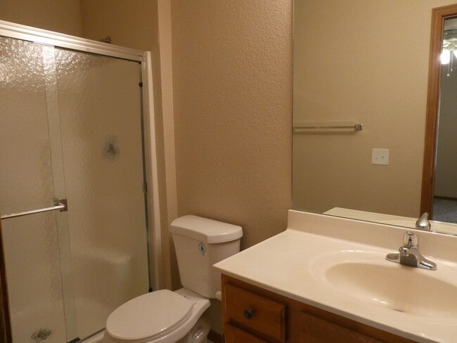 Building Photo - 3 Bedroom 2.5 bath Duplex in Blue Springs