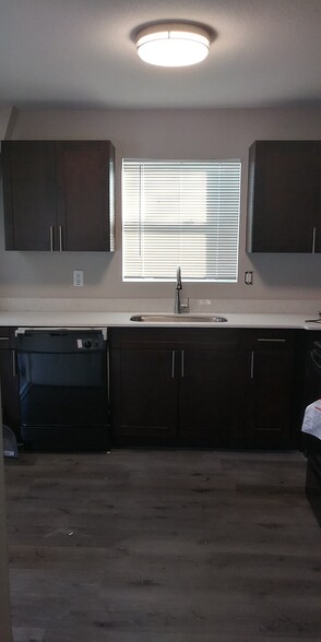 Kitchen - 701 E Hanlon St