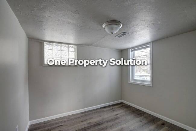 Building Photo - 437 Hovey St