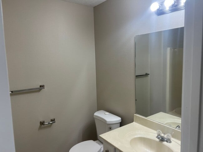 Building Photo - 3 Bed 2 Bath Home