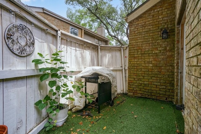 Building Photo - 2601 Augusta Dr