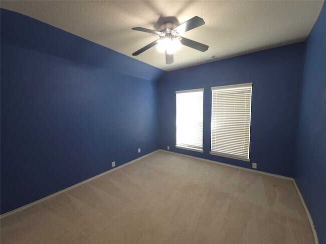 Building Photo - 3027 Providence Oak St