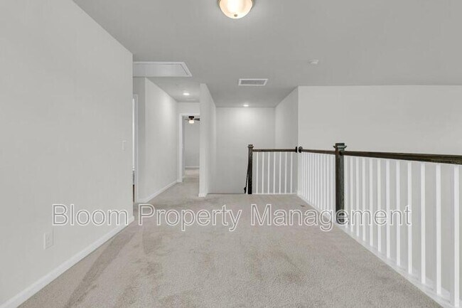 Building Photo - 450 Carrara Dr