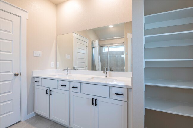 Building Photo - 4519 Pinehurst Trce Dr
